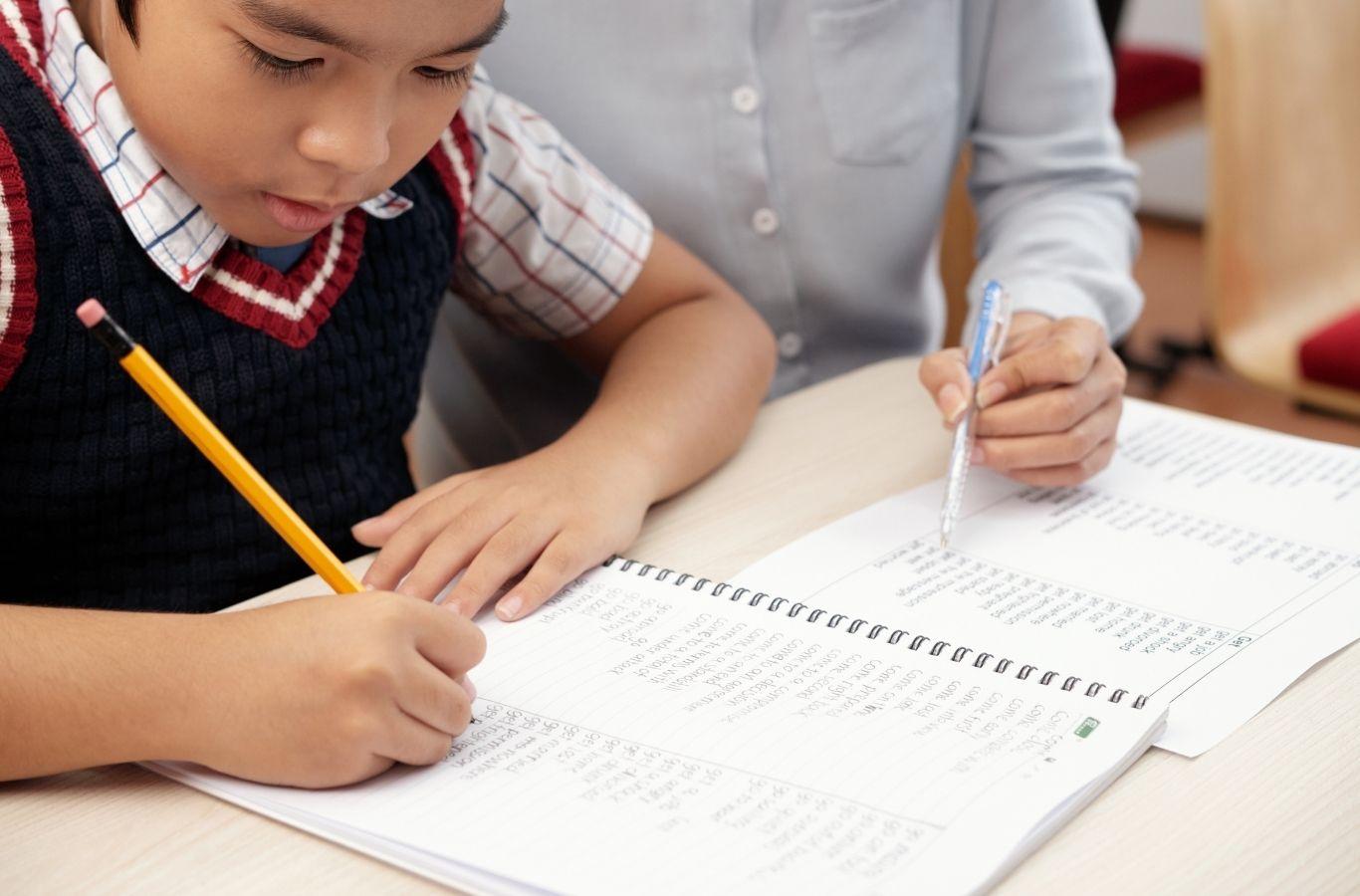Bài tập tiếng Anh lớp 5 giúp học sinh nắm vững các chủ đề từ vựng và cấu trúc ngữ pháp đã được học.
