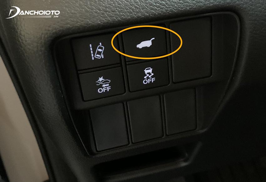 Nhấn nút mở cốp thường ở cụm nút điều khiển trên taplo phía góc dưới bên trái vô lăng