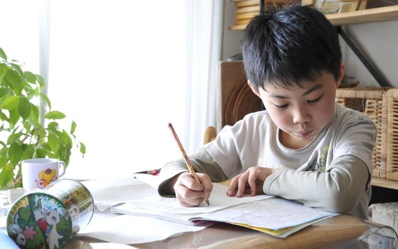 Tiếng Anh lớp 1 sẽ cho bé những bước đi đầu tiên.