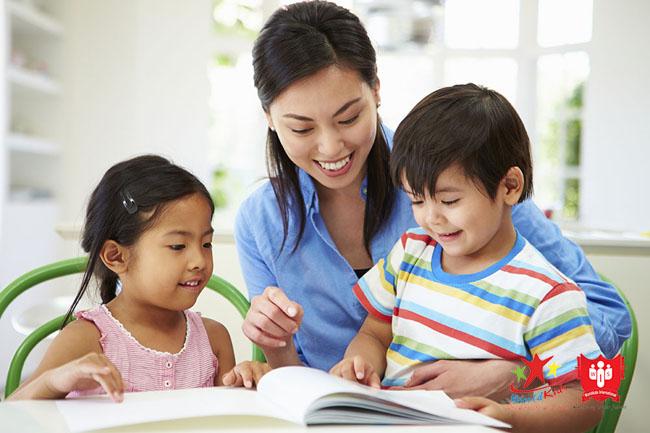 Phụ huynh cũng chính là những người thầy dạy con học tiếng anh.